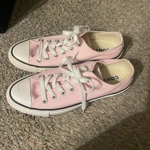 Pink size 8 converse tennis shoes